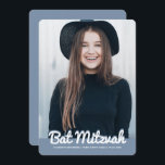 Bat Mitzvah Modernes Foto Einladung<br><div class="desc">Dieses Design besteht aus spielerischen kursiven Skripten, die durch einfache san-Serifentypografie bekämpft werden. Dieses Design ist modern und einfach. Fügen Sie ein Foto hinzu.
Abrufbar unter:http://www.zazzle.com/store/selectpartysupplies</div>