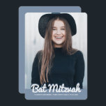 Bat Mitzvah Modernes Foto Einladung<br><div class="desc">Dieses Design besteht aus spielerischen kursiven Skripten,  die durch einfache san-Serifentypografie bekämpft werden. Dieses Design ist modern und einfach. Fügen Sie ein Foto hinzu.
Abrufbar unter:http://www.zazzle.com/store/selectpartysupplies</div>