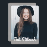 Bat Mitzvah Modernes Foto Einladung<br><div class="desc">Dieses Design besteht aus spielerisch kursiven Skripten, die durch einfache san-Serif Typografie bekämpft werden. Dieses Design ist modern und einfach. Fügen Sie ein Foto hinzu. Abrufbar unter: http://www.zazzle.com/store/selectpartysupplies</div>