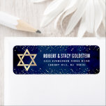 Bat Mitzvah Navy Gold Glitzer Kühne Rücksendeadres<br><div class="desc">Seien Sie stolz, freuen Sie sich und feiern Sie diesen Meilenstein Ihres Lieblings-Bat Mitzvah, wenn Sie dieses raffinierte, personalisierte Rücksendelabel! Kühne, weiße Sans Serifentypografie, ein Imitat goldener Star von David und winzig, Imitate goldenen Konfetti Glitzer Punkte überlagern einen raffinierten, dramatischen marineblauen Aquarell. Personalisieren Sie den benutzerdefinierten Text mit ihrem Namen...</div>