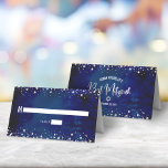 Bat Mitzvah Navy Watercolor Silver Glitzer Script Platzkarte<br><div class="desc">Kein Bat Mitzvah Party ist komplett ohne personalisierte Platzkarten. Lass deinem Lieblings-Bat Mitzvah Stolz, Freude und feiere ihren Meilenstein in ihrem perfekt koordinierten Party. Fett, sans Serif Typografie und funkelnd Imitate silber Glitzer winzige Punkte überlagern einen reichen, dramatischen, marineblauen Aquarellhintergrund. Auf der Rückseite, weiße Sans Serif Typografie, zusammen mit Imitaten...</div>