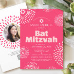 Bat Mitzvah QR Code Rosa Foto Sternexplosion Pop R Einladung<br><div class="desc">Seien Sie stolz, freuen Sie sich und präsentieren Sie diesen Meilenstein Ihres Lieblings-Bat Mitzvah mit dieser lustigen, trendigen, groovy, personalisierten QR-Code-Einladung! Retro Pop weiß und rot rosa Blume Sternexplosionen mit Sternen von David, zusammen mit kühnen modernen rot-weiß Sans serif Typografie, überlagern ein helles Korallenrosa Hintergrund. Auf der Rückseite, das Foto...</div>