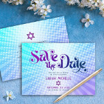 Bat Mitzvah Retro Blue Lila Ombre Gradient Boho Save The Date<br><div class="desc">Achten Sie darauf, dass alle Ihre Freunde und Verwandten den Meilenstein Ihrer Tochter Bat Mitzvah feiern können! Senden Sie diese lustige, boho Retro, personalisierte "Save the Date" Ankündigungskarte. Die trendige, fett lila und marineblaue Typografie mit moderner Sans-Serif-Typografie überlagert den Hintergrund von türkisfarbenen Pop und lila Ober-Farbradien mit weißen Punkten. Personalisieren...</div>