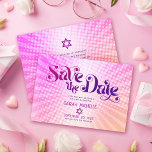 Bat Mitzvah Retro Pink Orange Ombre Gradient Boho Save The Date<br><div class="desc">Achten Sie darauf, dass alle Ihre Freunde und Verwandten den Meilenstein Ihrer Tochter Bat Mitzvah feiern können! Senden Sie diese lustige, boho Retro, personalisierte "Save the Date" Ankündigung Postkarte. Spaß, trendige, kühn dunkelrosa und lila Typografie mit moderner Sans Serif Typografie überlagern den Hintergrund von Pop-Lichtstrahlen in Orange- und Rosa-Ober-Farbradien mit...</div>