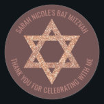 Bat Mitzvah Rose Gold Star von David Vielen Dank Runder Aufkleber<br><div class="desc">Alle Texte auf diesen runden Aufklebern können individuell angepasst werden, sodass diese Imitate Rose Gold Glitzer Star von David Umschlag Aufkleber perfekt für einen Bat Mitzvah Vielen Dank für Ihr Interesse oder für jeden Anlass, für den Sie sie personalisieren möchten. Der Magen David hat aus dem Foto reale Glitzer-Pop vor...</div>