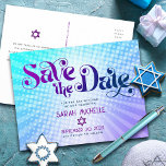 Bat Mitzvah Save the Date Retro Blue Lila Ombre Einladungspostkarte<br><div class="desc">Achten Sie darauf, dass alle Ihre Freunde und Verwandten den Meilenstein Ihrer Tochter Bat Mitzvah feiern können! Senden Sie diese lustige, boho Retro, personalisierte "Save the Date" Ankündigung Postkarte. Die trendige, fett lila und marineblaue Typografie mit moderner Sans-Serif-Typografie überlagert den Hintergrund von türkisfarbenen Pop und lila Ober-Farbradien mit weißen Punkten....</div>