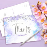 Bat Mitzvah Silver Script Lila Watercolor Dank Postkarte<br><div class="desc">Vergewissern Sie sich, dass Ihr Lieblings-Bat Mitzvah ihre Wertschätzung für alle, die ihre Meilenstein-Veranstaltung unterstützt! Versenden Sie diese atemberaubende, moderne, funkelnd Silber-Imitat-Folie handgeschriebene Skripte und winzige Punkte über einem leichten lila Aquarellhintergrund, personalisiert danke Postcard. Auf der Vorderseite, personalisieren Sie mit dem Namen Ihres Bat Mitzvah. Fügen Sie eine personalisierte Notiz...</div>