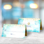 Bat Mitzvah Trendy Gold Dots Türkis Wasserfarbe Platzkarte<br><div class="desc">Kein Bat Mitzvah Party ist komplett ohne personalisierte Platzkarten. Lass deinem Lieblings-Bat Mitzvah Stolz, Freude und feiere ihren Meilenstein in ihrem perfekt koordinierten Party. Atemberaubende, moderne, funkelnd Imitate aus Gold verdecken winzige Punkte über einem türkisblauen Aquarell. Imitate goldene Folie schmückt das Innere. Personalisieren Sie den benutzerdefinierten Text auf der Rückseite...</div>
