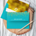 Bat Mitzvah Turquoise and Gold Foil Rücksendeadres<br><div class="desc">Öffnen Sie diesen helltürkisfarbenen Umschlag und Sie finden eine überraschende, grafische visuelle eines "Star of David" vor dem Hintergrund einer funkelnd Goldfolie aus Imitat. Die Rücksendeadresse ist auch mit vergoldeten Glitzer-Punkten aus Imitat bestreut. Feiern Sie diesen Meilenstein Ihres Lieblings-Bat Mitzvah, wenn Sie diesen atemberaubend stilvollen und modernen personalisierten Umschlag verwenden....</div>