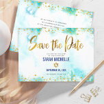 Bat Mitzvah Turquoise Watercolor Gold Script Girl Save The Date<br><div class="desc">Achten Sie darauf, dass alle Ihre Freunde und Verwandten den Meilenstein Ihrer Tochter Bat Mitzvah feiern können! Versenden Sie dieses atemberaubende, moderne, funkelnd Imitat-Folie und Glitzer-Punkte und Typografie-Skript vor einem türkisfarbenen Hintergrund, personalisierte "Save the Date" Ankündigungskarte. Ihre individuelle Nachricht und zusätzliche Goldpunkte auf einem türkisfarbenen Aquarellhintergrund schmücken den Rücken. Personalisieren...</div>