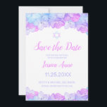 Bat Mitzvah Watercolor Floral Pink Save the Date<br><div class="desc">Rosa-, Lavendel- und Aquablau-Hydrangea-Blume und ein Star of David schmücken diese elegante Aquarellkarte Bat Mitzvah Save the Date. Dieses Design zeichnet sich durch einen Blumenrahmen oben und unten aus. Ihre Feierlichkeiten können in einer modernen Schriftzeichen-Typografie in Rosa und Lavendel personalisiert werden. Die Rückseite der Karte weist ein entsprechendes Muster von...</div>