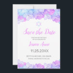 Bat Mitzvah Watercolor Floral Pink Save the Date<br><div class="desc">Rosa-, Lavendel- und Aquablau-Hydrangea-Blume und ein Star of David schmücken diese elegante Aquarellkarte Bat Mitzvah Save the Date. Dieses Design zeichnet sich durch einen Blumenrahmen oben und unten aus. Ihre Feierlichkeiten können in einer modernen Schriftzeichen-Typografie in Rosa und Grau personalisiert werden. Die Rückseite der Karte weist ein entsprechendes Muster von...</div>