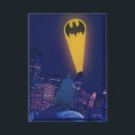 Bat Signal Over Gotham Button<br><div class="desc">Diese eindrucksvolle Grafik erfasst Batman, während er Gotham City unter dem Glanz des ikonischen Bat-Signals überwacht. Set gegen einen dramatischen Nachthimmel, die lebhaften Gelb- und Blues schaffen einen krassen Kontrast, was die sich ausbreitende, beleuchtete Skyline der Stadt und die Silhouette des gekaperten Kreuzfahrers stehend Wachsamkeit auf einem Dach unterstreicht. Das...</div>