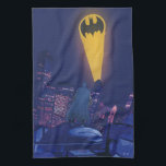 Bat Signal Over Gotham Geschirrtuch<br><div class="desc">Diese eindrucksvolle Grafik erfasst Batman, während er Gotham City unter dem Glanz des ikonischen Bat-Signals überwacht. Set gegen einen dramatischen Nachthimmel, die lebhaften Gelb- und Blues schaffen einen krassen Kontrast, was die sich ausbreitende, beleuchtete Skyline der Stadt und die Silhouette des gekaperten Kreuzfahrers stehend Wachsamkeit auf einem Dach unterstreicht. Das...</div>
