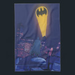 Bat Signal Over Gotham Geschirrtuch<br><div class="desc">Diese eindrucksvolle Grafik erfasst Batman, während er Gotham City unter dem Glanz des ikonischen Bat-Signals überwacht. Set gegen einen dramatischen Nachthimmel, die lebhaften Gelb- und Blues schaffen einen krassen Kontrast, was die sich ausbreitende, beleuchtete Skyline der Stadt und die Silhouette des gekaperten Kreuzfahrers stehend Wachsamkeit auf einem Dach unterstreicht. Das...</div>