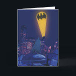 Bat Signal Over Gotham Karte<br><div class="desc">Diese eindrucksvolle Grafik erfasst Batman, während er Gotham City unter dem Glanz des ikonischen Bat-Signals überwacht. Set gegen einen dramatischen Nachthimmel, die lebhaften Gelb- und Blues schaffen einen krassen Kontrast, was die sich ausbreitende, beleuchtete Skyline der Stadt und die Silhouette des gekaperten Kreuzfahrers stehend Wachsamkeit auf einem Dach unterstreicht. Das...</div>
