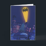 Bat Signal Over Gotham Karte<br><div class="desc">Diese eindrucksvolle Grafik erfasst Batman, während er Gotham City unter dem Glanz des ikonischen Bat-Signals überwacht. Set gegen einen dramatischen Nachthimmel, die lebhaften Gelb- und Blues schaffen einen krassen Kontrast, was die sich ausbreitende, beleuchtete Skyline der Stadt und die Silhouette des gekaperten Kreuzfahrers stehend Wachsamkeit auf einem Dach unterstreicht. Das...</div>