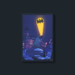 Bat Signal Over Gotham Leinwanddruck<br><div class="desc">Diese eindrucksvolle Grafik erfasst Batman, während er Gotham City unter dem Glanz des ikonischen Bat-Signals überwacht. Set gegen einen dramatischen Nachthimmel, die lebhaften Gelb- und Blues schaffen einen krassen Kontrast, was die sich ausbreitende, beleuchtete Skyline der Stadt und die Silhouette des gekaperten Kreuzfahrers stehend Wachsamkeit auf einem Dach unterstreicht. Das...</div>