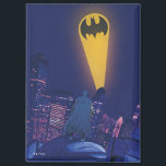 Bat Signal Over Gotham Magnet<br><div class="desc">Diese eindrucksvolle Grafik erfasst Batman, während er Gotham City unter dem Glanz des ikonischen Bat-Signals überwacht. Set gegen einen dramatischen Nachthimmel, die lebhaften Gelb- und Blues schaffen einen krassen Kontrast, was die sich ausbreitende, beleuchtete Skyline der Stadt und die Silhouette des gekaperten Kreuzfahrers stehend Wachsamkeit auf einem Dach unterstreicht. Das...</div>