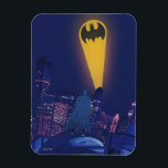 Bat Signal Over Gotham Magnet<br><div class="desc">Diese eindrucksvolle Grafik erfasst Batman, während er Gotham City unter dem Glanz des ikonischen Bat-Signals überwacht. Set gegen einen dramatischen Nachthimmel, die lebhaften Gelb- und Blues schaffen einen krassen Kontrast, was die sich ausbreitende, beleuchtete Skyline der Stadt und die Silhouette des gekaperten Kreuzfahrers stehend Wachsamkeit auf einem Dach unterstreicht. Das...</div>