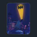 Bat Signal Over Gotham Magnet<br><div class="desc">Diese eindrucksvolle Grafik erfasst Batman, während er Gotham City unter dem Glanz des ikonischen Bat-Signals überwacht. Set gegen einen dramatischen Nachthimmel, die lebhaften Gelb- und Blues schaffen einen krassen Kontrast, was die sich ausbreitende, beleuchtete Skyline der Stadt und die Silhouette des gekaperten Kreuzfahrers stehend Wachsamkeit auf einem Dach unterstreicht. Das...</div>
