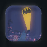 Bat Signal Over Gotham Pappteller<br><div class="desc">Diese eindrucksvolle Grafik erfasst Batman, während er Gotham City unter dem Glanz des ikonischen Bat-Signals überwacht. Set gegen einen dramatischen Nachthimmel, die lebhaften Gelb- und Blues schaffen einen krassen Kontrast, was die sich ausbreitende, beleuchtete Skyline der Stadt und die Silhouette des gekaperten Kreuzfahrers stehend Wachsamkeit auf einem Dach unterstreicht. Das...</div>