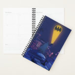 Bat Signal Over Gotham Planer<br><div class="desc">Diese eindrucksvolle Grafik erfasst Batman, während er Gotham City unter dem Glanz des ikonischen Bat-Signals überwacht. Set gegen einen dramatischen Nachthimmel, die lebhaften Gelb- und Blues schaffen einen krassen Kontrast, was die sich ausbreitende, beleuchtete Skyline der Stadt und die Silhouette des gekaperten Kreuzfahrers stehend Wachsamkeit auf einem Dach unterstreicht. Das...</div>