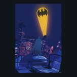 Bat Signal Over Gotham Poster<br><div class="desc">Diese eindrucksvolle Grafik erfasst Batman, während er Gotham City unter dem Glanz des ikonischen Bat-Signals überwacht. Set gegen einen dramatischen Nachthimmel, die lebhaften Gelb- und Blues schaffen einen krassen Kontrast, was die sich ausbreitende, beleuchtete Skyline der Stadt und die Silhouette des gekaperten Kreuzfahrers stehend Wachsamkeit auf einem Dach unterstreicht. Das...</div>