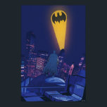 Bat Signal Over Gotham Poster<br><div class="desc">Diese eindrucksvolle Grafik erfasst Batman, während er Gotham City unter dem Glanz des ikonischen Bat-Signals überwacht. Set gegen einen dramatischen Nachthimmel, die lebhaften Gelb- und Blues schaffen einen krassen Kontrast, was die sich ausbreitende, beleuchtete Skyline der Stadt und die Silhouette des gekaperten Kreuzfahrers stehend Wachsamkeit auf einem Dach unterstreicht. Das...</div>