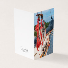 Bateau à voile dans l'anse