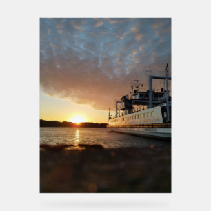 Bateau au coucher du soleil sur l'eau