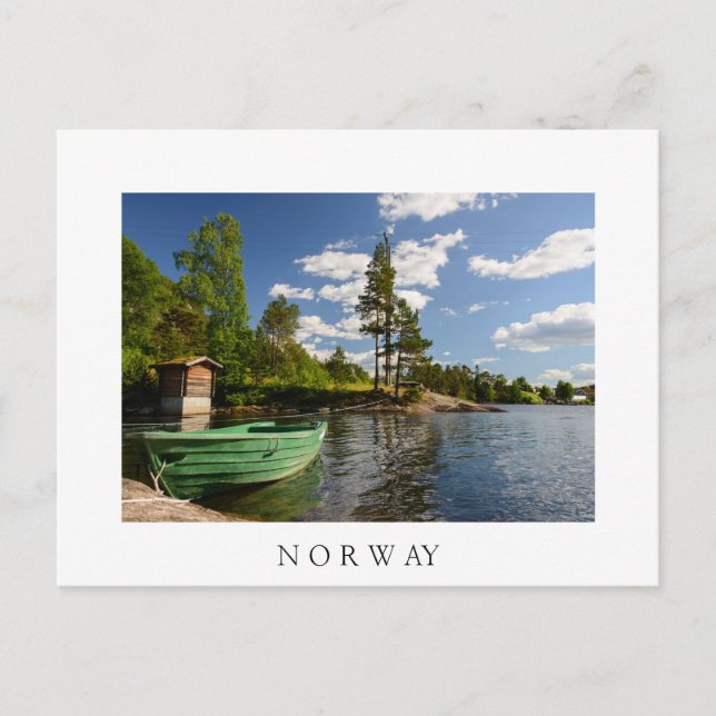 Bateau vert dans un fjord en Norvège Carte postale (Devant)