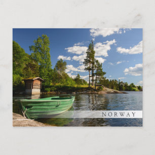 Bateau vert dans un fjord en Norvège carte postale