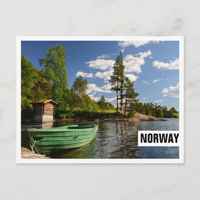 Bateau vert dans un fjord en Norvège carte postale (Devant)