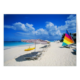 Bateaux et chaises de plage