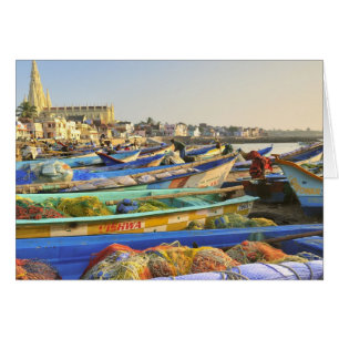 Bateaux préparés pour la pêche, l'église de