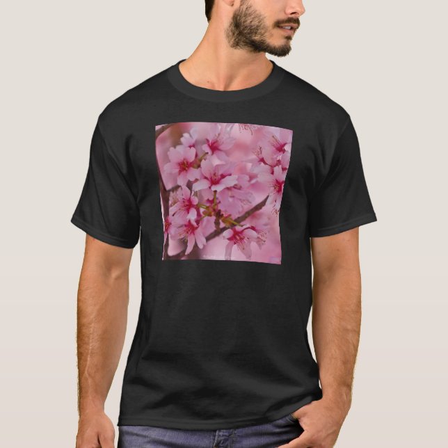 Bathed in rosa japanischen Kirschblüten T-Shirt (Vorderseite)
