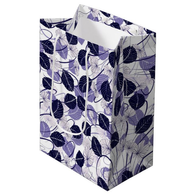 Batik Lila Blätter und Weinbilder Mittlere Geschenktüte (Vorderseite Schrägansicht)