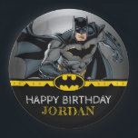 Batman | Chalkboard Happy Birthday Pappteller<br><div class="desc">Batman,  der beliebteste Superheld,  beweist,  dass man keine Super-Power braucht,  um ein Superheld in diesen coolen Geburtstagspapier-Tellern zu sein. Personalisieren Sie diese,  indem Sie den Namen Ihres Kindes hinzufügen.</div>