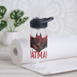 Batman Crimson Gotham Icon Trinkflasche<br><div class="desc">Diese Grafik vermischt die ikonische Batman-Silhouette mit einer launischen, rot gefärbten Stadtlandschaft, um Gothams dunklen Beschützer wirkungsvoll darzustellen. Das Design integriert Batmans symbolisches Fledermausymbol als das visuellste Element geschickt, und die Figur Batman kommt aus den Schatten, brütend und intensiv. Die Silhouette ist voll von einer beängstigenden Skyline der Stadt unter...</div>