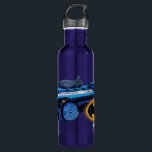 Batman Gotham City Night Patrol Edelstahlflasche<br><div class="desc">Diese Grafik erfasst Batman lebhaft, wie er durch die neonbeleuchteten Straßen Gothams in seinem ikonischen Batmobile fährt. Über ihm leuchtet das Bat-Signal hell gegen einen tiefen blauen Himmel und ruft ihn zum Dienst an. Das Kunstwerk verwendet eine beeindruckende Farbpalette von Blues und lebhaften gelben Highlights, die die Hochgeschwindigkeits-Energie und die...</div>