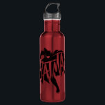 Batman Ink Brush Name Edelstahlflasche<br><div class="desc">Diese dynamische Grafik erfasst Batman in der Mitte der Aktion und eilt vor einem lebendigen, ganz roten Hintergrund voran. Der krasse Kontrast der schwarzen Silhouette vor dem Hintergrund der Kriminalität schafft eine intensive und dringende Atmosphäre, die Batmans unerbittliche Gerechtigkeitstreben unterstreicht. Die Grafik zeigt das Wort "BATMAN" in großen, mutigen Buchstaben,...</div>