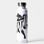 Batman Ink Brush Name Trinkflasche<br><div class="desc">Diese dynamische Grafik erfasst Batman in der Mitte der Aktion und eilt vor einem lebendigen, ganz roten Hintergrund voran. Der krasse Kontrast der schwarzen Silhouette vor dem Hintergrund der Kriminalität schafft eine intensive und dringende Atmosphäre, die Batmans unerbittliche Gerechtigkeitstreben unterstreicht. Die Grafik zeigt das Wort "BATMAN" in großen, mutigen Buchstaben,...</div>