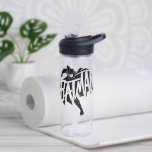 Batman Ink Brush Name Trinkflasche<br><div class="desc">Diese dynamische Grafik erfasst Batman in der Mitte der Aktion und eilt vor einem lebendigen, ganz roten Hintergrund voran. Der krasse Kontrast der schwarzen Silhouette vor dem Hintergrund der Kriminalität schafft eine intensive und dringende Atmosphäre, die Batmans unerbittliche Gerechtigkeitstreben unterstreicht. Die Grafik zeigt das Wort "BATMAN" in großen, mutigen Buchstaben,...</div>