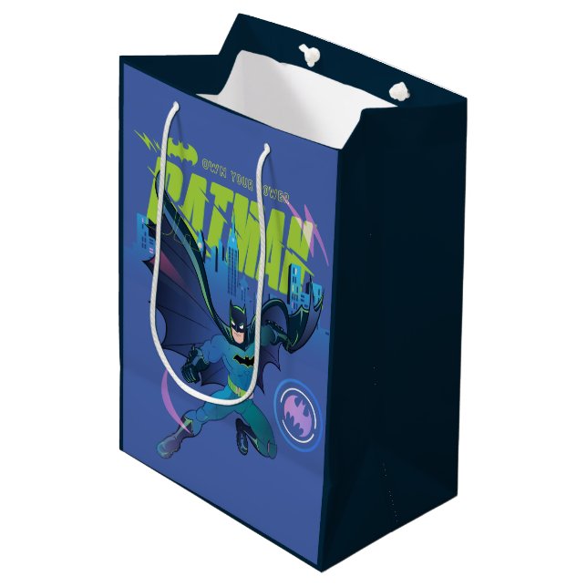 Batman "Own Your Power" City Graphic Mittlere Geschenktüte (Vorderseite Schrägansicht)