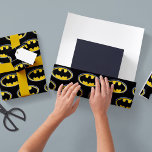 Batman Symbol | Klassisches Logo Geschenkpapier<br><div class="desc">Dieses klassische Comic-Buch mit dem Symbol des weltberühmtesten Superhelden wurde Ihnen von DC-Comic inspiriert. Mit Batmans berühmtem Set mit einem gelben Fledermauslogo auf einem fett-schwarzen Hintergrund fügt dieses klassische Design Ihrem Geburtstagsgeschenk ein lustiges Element hinzu. Ideal für Kinder, Liebhaber von Vintagen Comic Büchern und Fans von Superhelden, dieses Packpapier wird...</div>