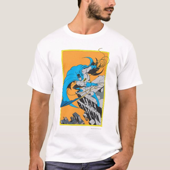 Batman Throws Batarang auf dem Dach T-Shirt (Vorderseite)
