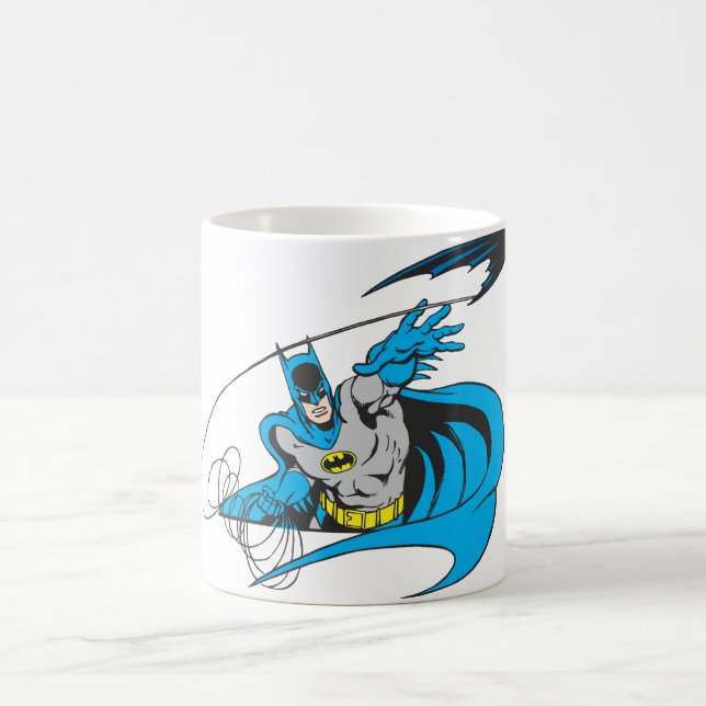 Batman wirft Batarang 3 Kaffeetasse (Mittel)