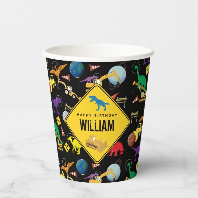 Bau von Lastwagen Dinosauriern im Weltraum Geburts Pappbecher (Vorderseite)