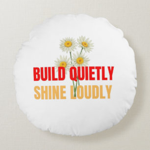 Baue leise, strahle laut – Motivationaler Erfolg Rundes Kissen